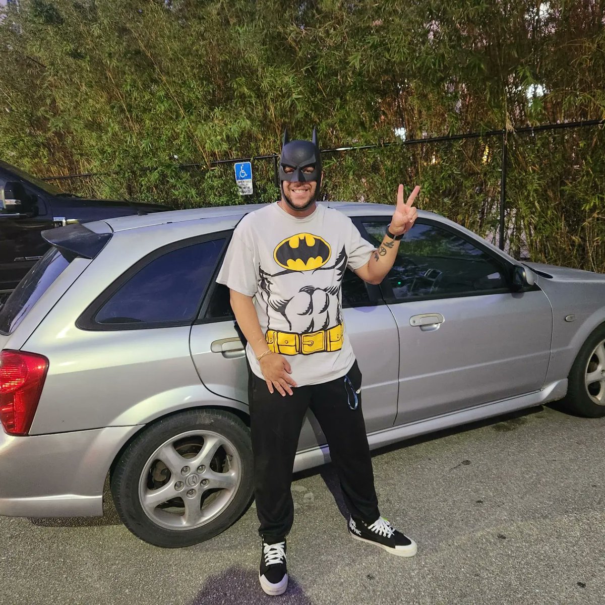 FreddieForward's tweet photo. Hello this is Fort Myers Batman saying Happy Halloween and enjoy your weekend!!!
#FVO #ForwardVibesOnly
#TheForwardMovement
#FortMyers #Batman #FortMyersBatman https://t.co/vEyhwpseCU
