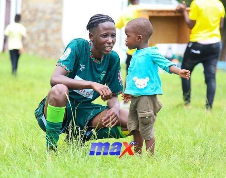 OtaiPeter's tweet photo. Daughter runs into the pitch to greet her mom . I love this game. @AnitahAmong @DavidLumansi @OfficialFUFA @VipersSC @SimbaSCTanzania @yangasc1935 @BabraGonzalez https://t.co/1HlHZOtD5W