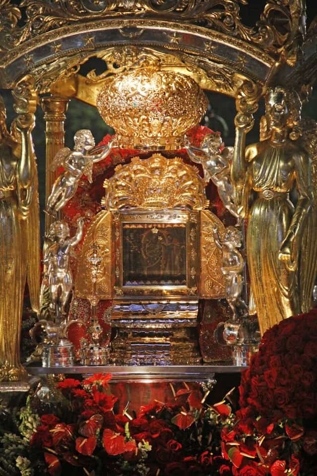Leandromdf's tweet photo. #Dato: La corona de la Virgen de Chiquinquirá pesa 10 kg. Está construida de oro puro de 18 quilates, su arco inferior mide 27cm y 44cm en su parte ancha, su altura es 43 cm y tiene además, incrustadas piedras preciosas.
Todo esto fue donado por el pueblo zuliano. #ChinitaPorGV https://t.co/eBIUiKefj1