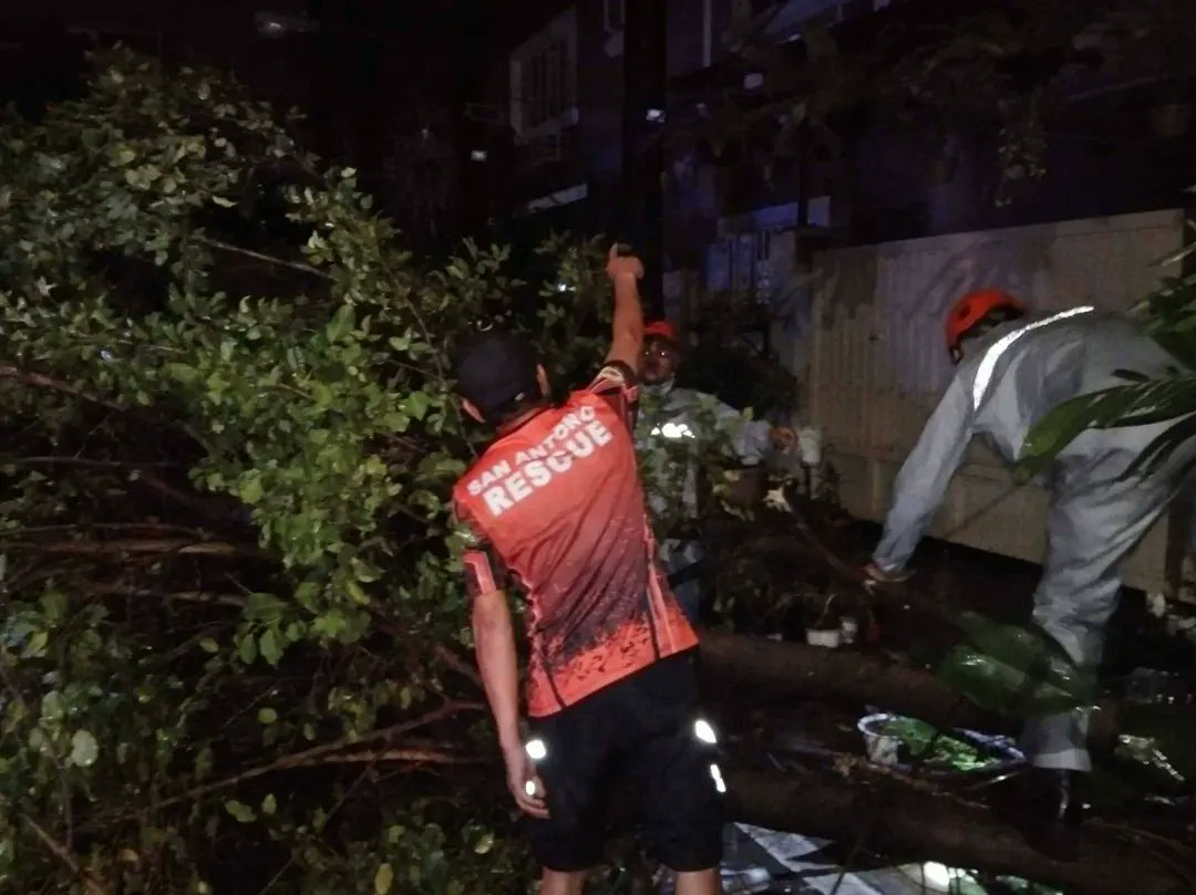 bsapasig's tweet photo. Dahil sa magdamag na paghagupit ni Bagyong #PaengPH, π§οΈ non-stop din ang BSA Search & Rescue Team sa disaster response. π Tuloy-tuloy ang ating BDRRM sa clearing operations at pag-aayos ng loose electrical wires. β
#BidaAngHandaBSA #ClearingOperations #TuloyAngSerbisyoBSA https://t.co/jvjwbzNb2t