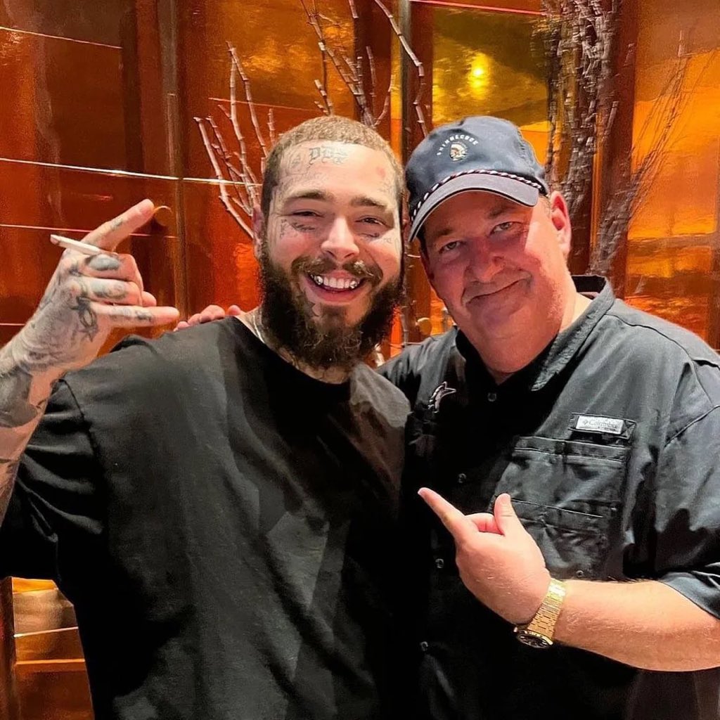 There’s two of them! 😱 Post Malone with Kevin Malone (Brian Baumgartner) yesterday.
