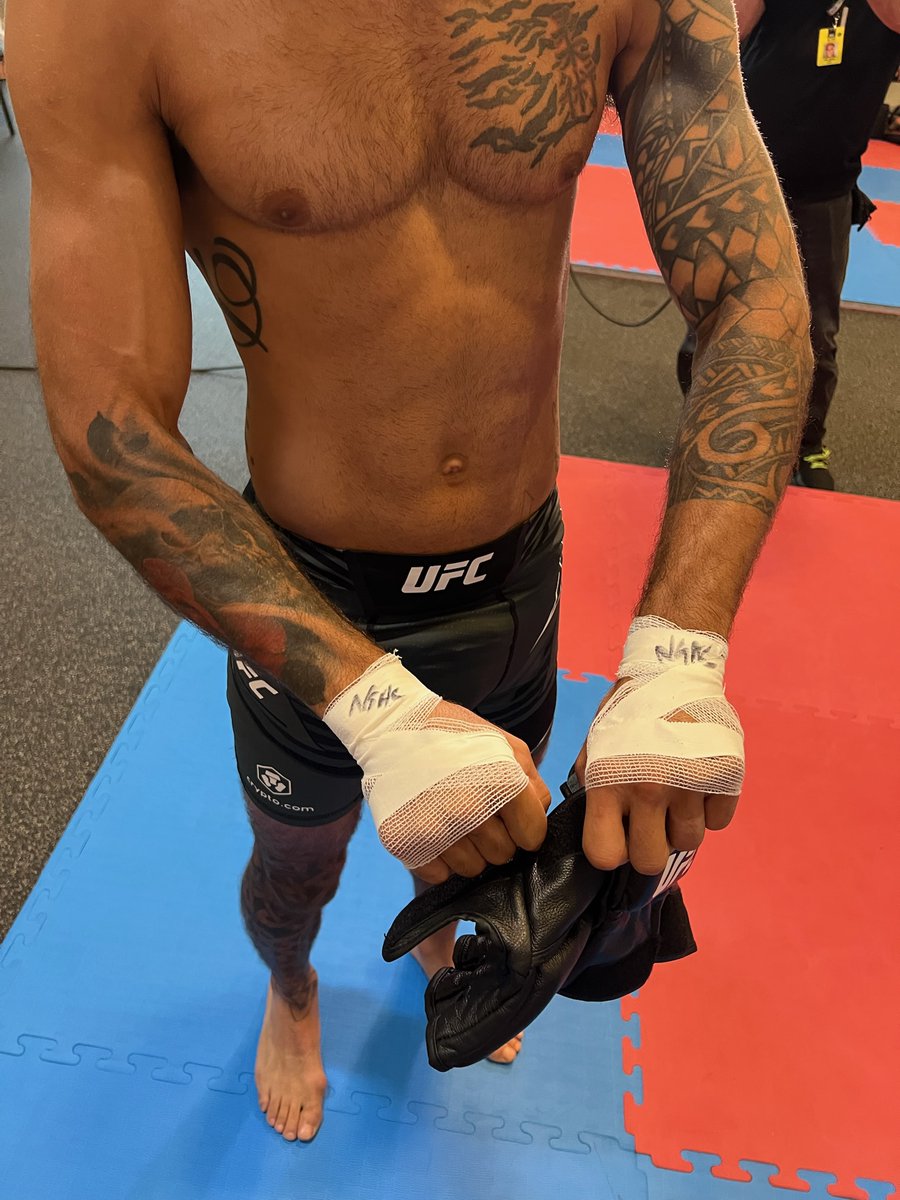 BrandonDavisUFC's tweet image. Last fight they asked me how i wanted my hands wrapped...I said that I didn't, I only got this much because they said I had to have at least one layer of gauze and tape. I'll never wrap my hands again for a fight. It feels a thousand times better.  #KillerB  #UFC #MMA #HandWraps