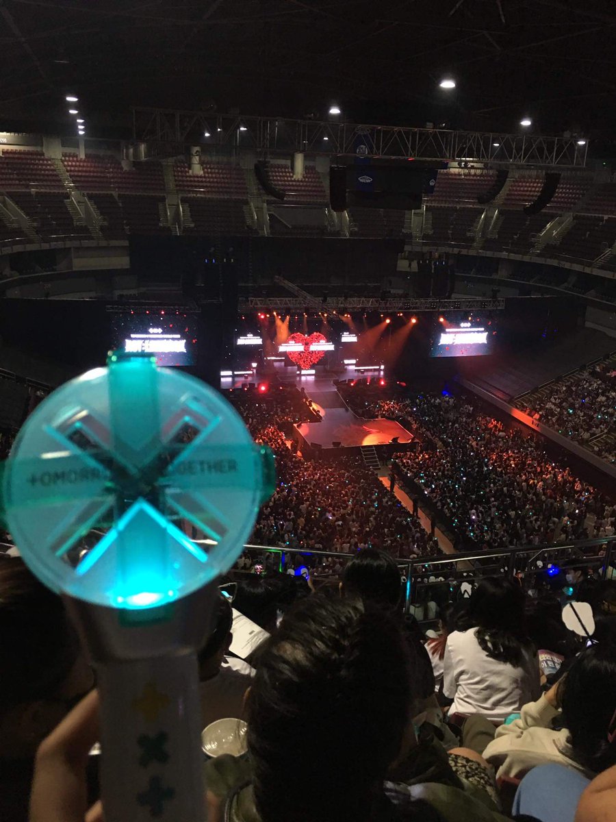 ririkv_'s tweet photo. after 3 years, i got the chance to see my ot5. 3 months ago after releasing the news of ACT: LOVESICK my bestfriend messaged me, telling that we're able to watch TXT's first ever f2f concert.

#ACTLOVESICKinMANILA_Day2 https://t.co/szTtwGeoBo