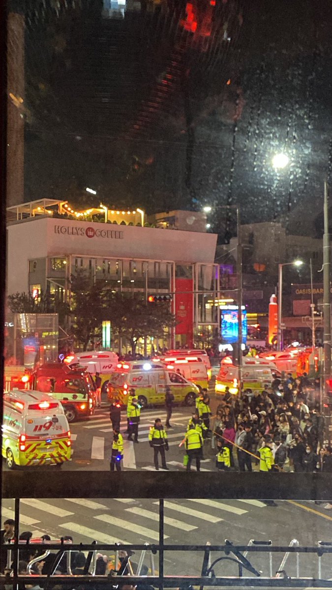 昨日梨泰院居たんだけどクラブの音楽も止められるしお店から出してもらえないしほんとに騒然としてた