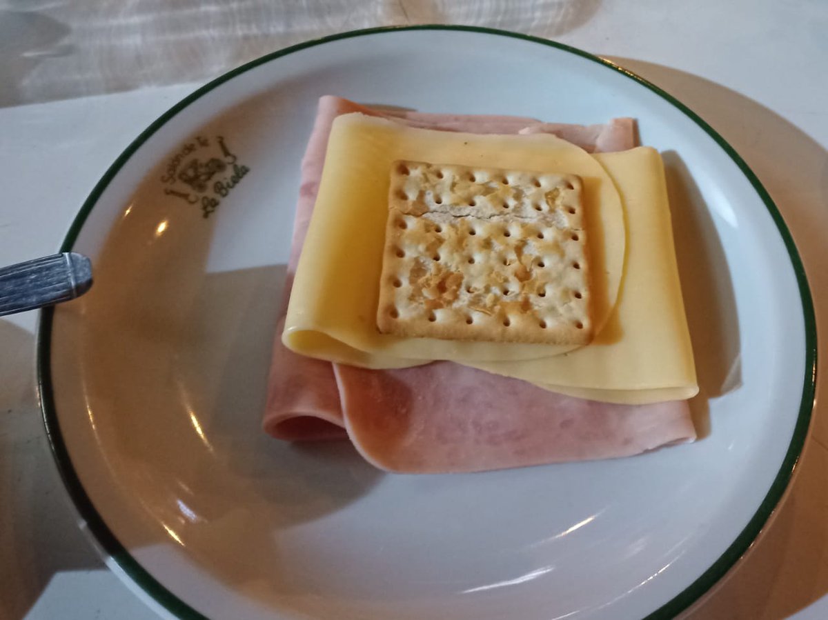 germanfermo's tweet photo. Estoy en la Biela de Recoleta, pedí una traviata de mierda que es una criollita con una feta de jamón y queso de mierda. Me la cobraron 1.100 pesos. Me estoy puteando con el mozo que encima no me trae la factura https://t.co/AeBIHSsKWo