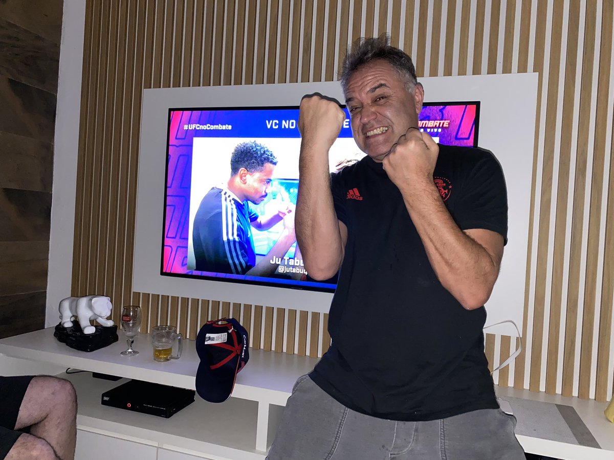 JJPuga's tweet photo. @UFCNoCombate monstro da serra!! https://t.co/v1XubosRHZ