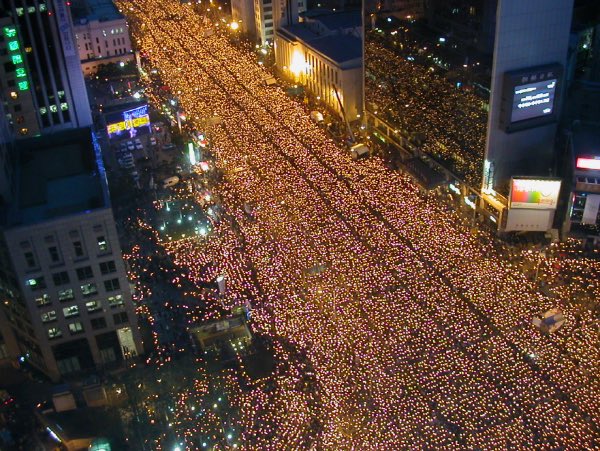 johnlee_polmil's tweet image. 100만명이 모여도 핑계 하나 없이 교통 인프라 추가 확충, 임시 화장실 설치 및 경찰력 동원으로 시민의 안전을 보장했던 지자체장 한 분이 생각나는 날입니다.