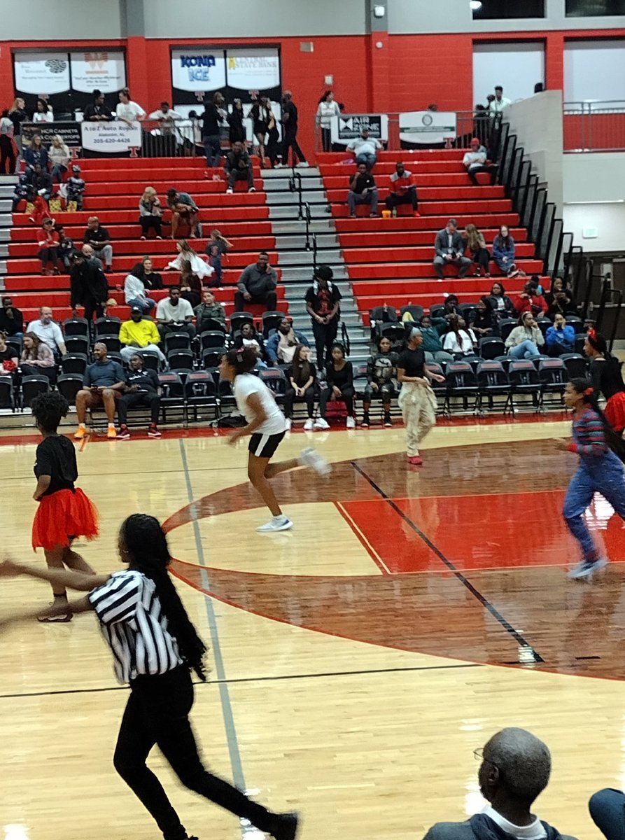 My 6’6” 8th grade daughter hit a 3 in an varsity exhibition and can officially grab rim. She will be ready to play the 3-5 positions before  long. <a href="/JaylaForbes2027/">Jayla Forbes</a>  <a href="/dawnstaley/">dawnstaley</a> <a href="/KellieHarper/">Kellie Harper</a> @CoachJ_AU <a href="/KimMulkey/">Kim Mulkey</a> <a href="/VandyWBB/">Vanderbilt WBB</a>