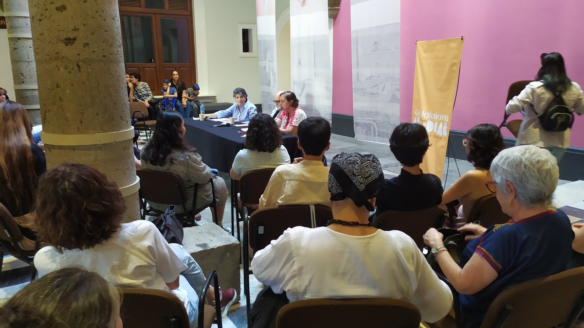 i_maginario's tweet photo. La tarde de Hoy:
Estupenda poesía con @guadalupemorfin y @cajadeislas 
@carmenvilloro 
En el ciclo de escritores jaliscienses . https://t.co/NHSfZjx39h