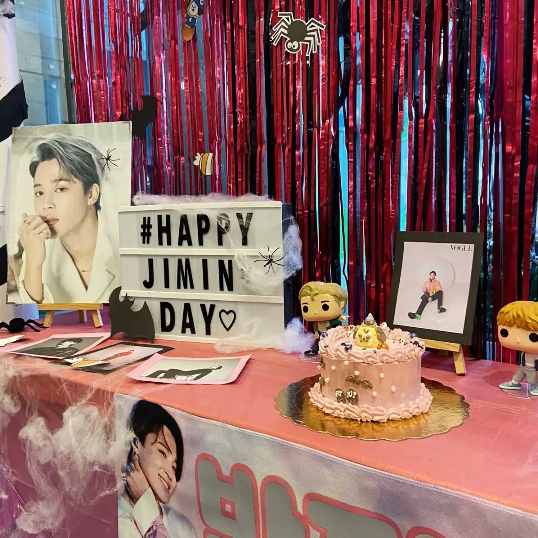 coffeeforbangt1's tweet photo. Estamos muy agradecida de todes el día de hoy con su asistencia al cumpleaños de jimincito, gracias por asistir aunque las condiciones del tiempo no fueron las óptimas ❤‍🩹. Pese a eso salió todo bacancito y fue un ambiente agradable, gracias por su paciencia en la espera tt https://t.co/USAF8PlBBB