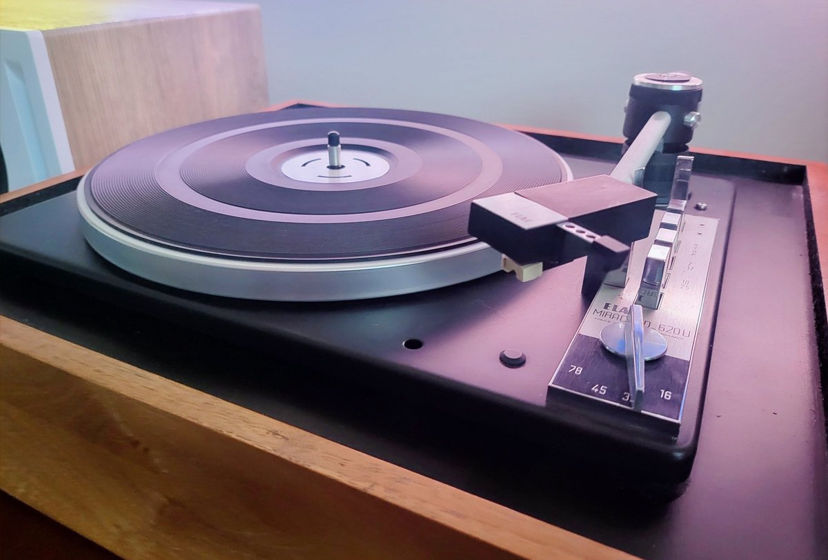 MrRamonMaiden's tweet photo. The old and the new. Both awesome. Time to spin some #vinylrecords with @ELACaudio @ELACKiel @elac https://t.co/YDHzHzBhdT