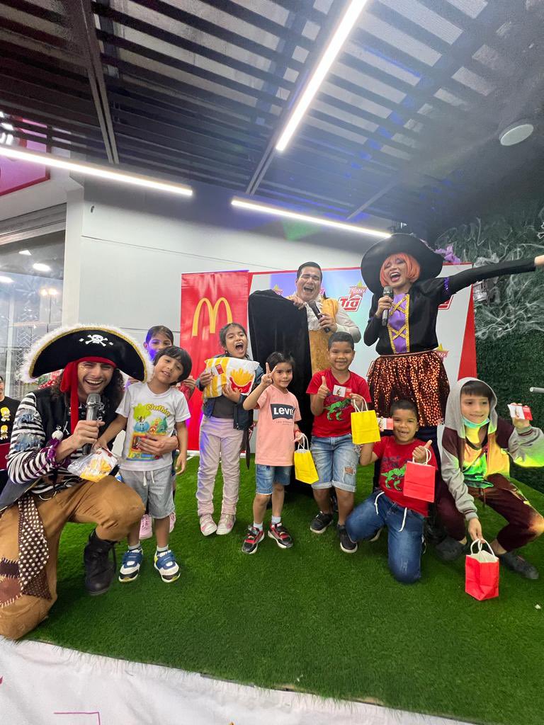 McDonalds_Ecu's tweet photo. ¿Truco 🎃 o papitas 🍟? Ven a vivir un momento terroríficamente divertido en tu McDonald’s preferido 👻👻 ¡Los esperamos!
#HappyWeen https://t.co/I0mEfVWSCH