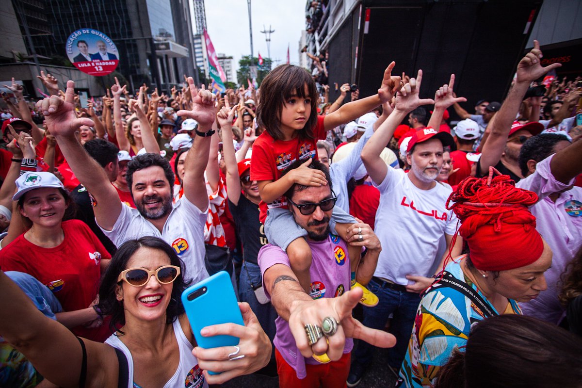 aestela_haddad's tweet photo. Enquanto eles sacam armas, nós reunimos alegria e esperança num futuro melhor. https://t.co/jqvYJHveAM
