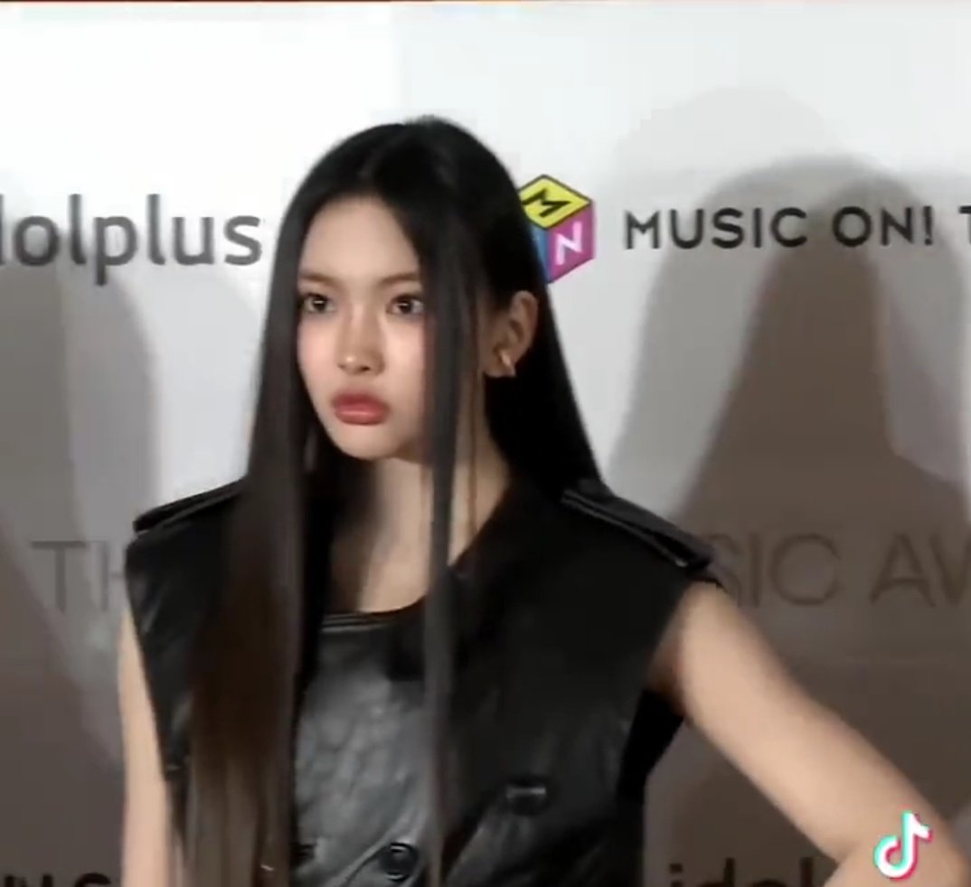 milyeom's tweet photo. I saw this at the red carpet a few days ago and i was speechless of how creepy she looks like wtf wrong with her hyein i believe she's call https://t.co/IlotUtsD8A