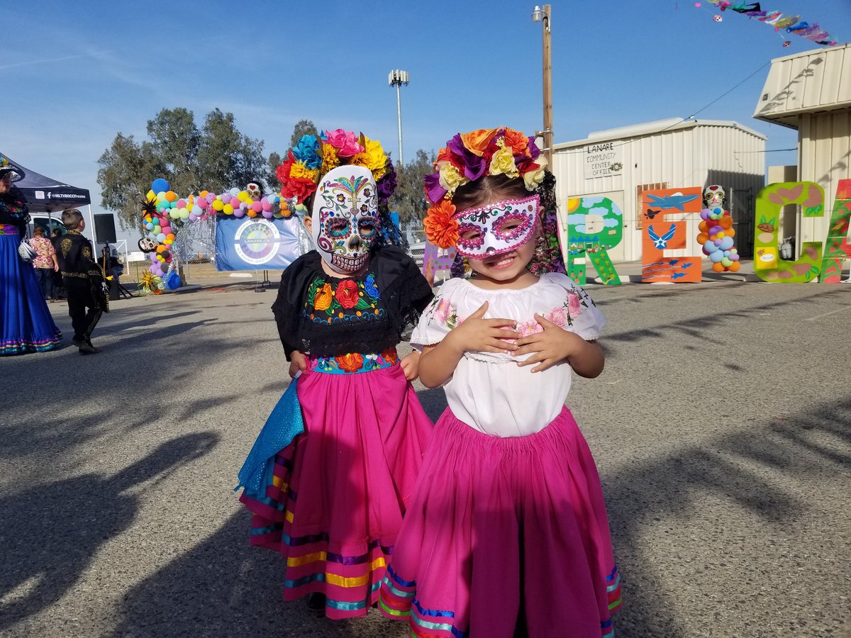 LCJandA's tweet photo. A beautiful and powerful Dia de los Muertos celebration here in Lanare this evening. In community w/ Community United in Lanare, @CCEJN, Centro La Familia, @nomeasurec, Alma Latina de Riverdale, Mexico en la Piel, and many more. https://t.co/8tOftkv6HV