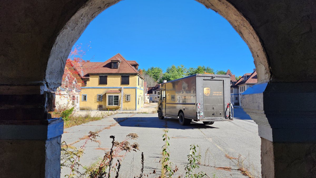 A nonexistent address took me to a abandonded 'castle' apparently used to be a shopping center. Really makes it look like i time traveled to make a couple deliveries XD. #UPSOfficeViews #NewHampshire