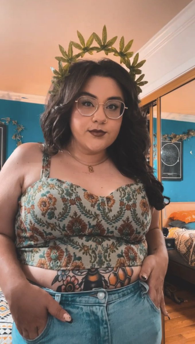 chingonadarling's tweet photo. I fully hot glued a strapless bra to this cider top and it was absolutely worth it. https://t.co/cNgDGY9UTn
