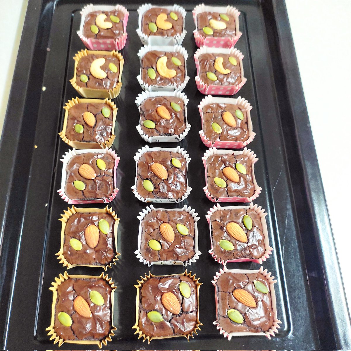Praweenuchja's tweet photo. บราวนี่เนยสด
#ขนมหวานบ้านใบเตย https://t.co/1dF8ztzib0