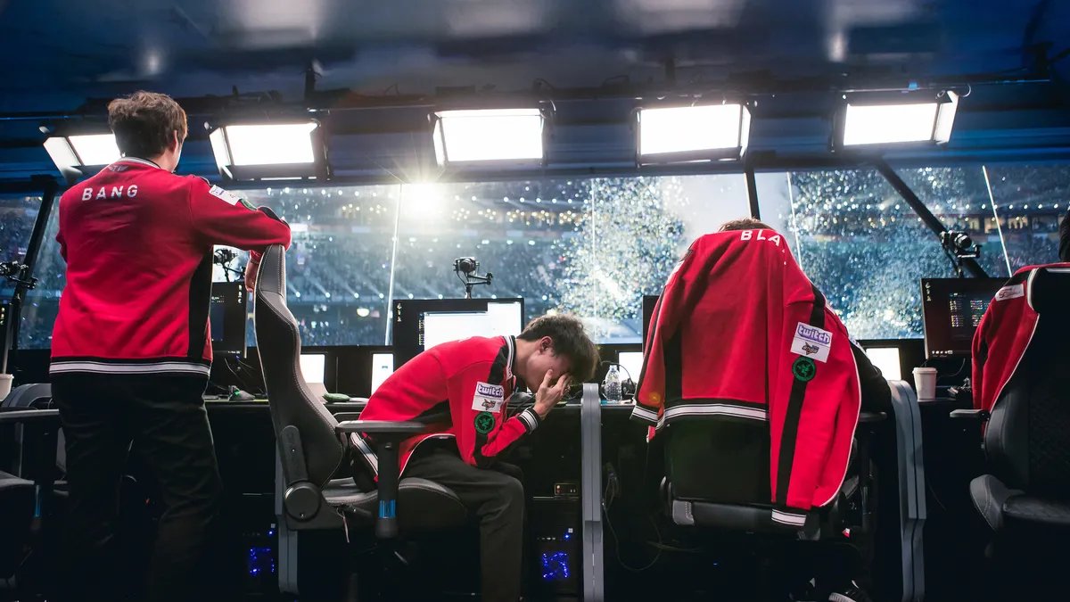 fercardenete's tweet photo. 5 años remando para volver a pelear por el título que se le escapó la última vez entre lágrimas.

Bienvenido de vuelta a la final de Worlds, Faker. https://t.co/b1TmD1VGmQ