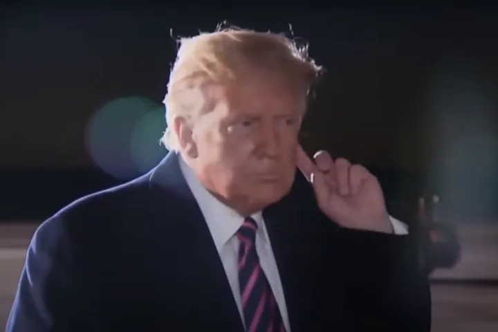 WardoftheStates's tweet image. "A man in his underwear, with a hammer, got past security, broke through ballistic glass, and attacked Paul Pelosi, who was also in his underwear and armed with a hammer, just as police arrived to witness it?"
"Wow. I didn't know that. You're telling me now for the first time."