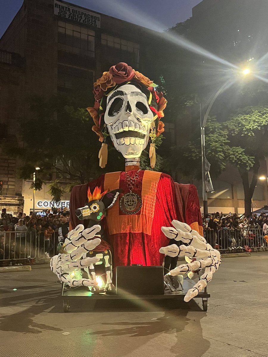 SMLabMx's tweet photo. Continúa el Gran Desfile de #DiaDeMuertos llegando ya a Bellas Artes @CulturaCiudadMx https://t.co/pYz6uO2j4P