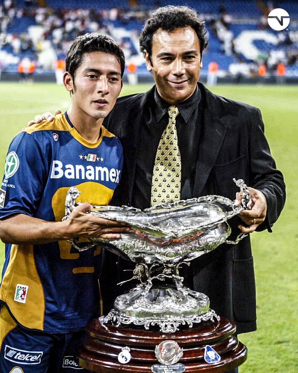 tntsportsmex's tweet photo. Hace 18 años, un canterano, convertido en DT, llevó a los @PumasMX al Bicampeonato y a ganar el Trofeo Santiago Bernabéu. 🏆 https://t.co/M2EsQ2vQgh