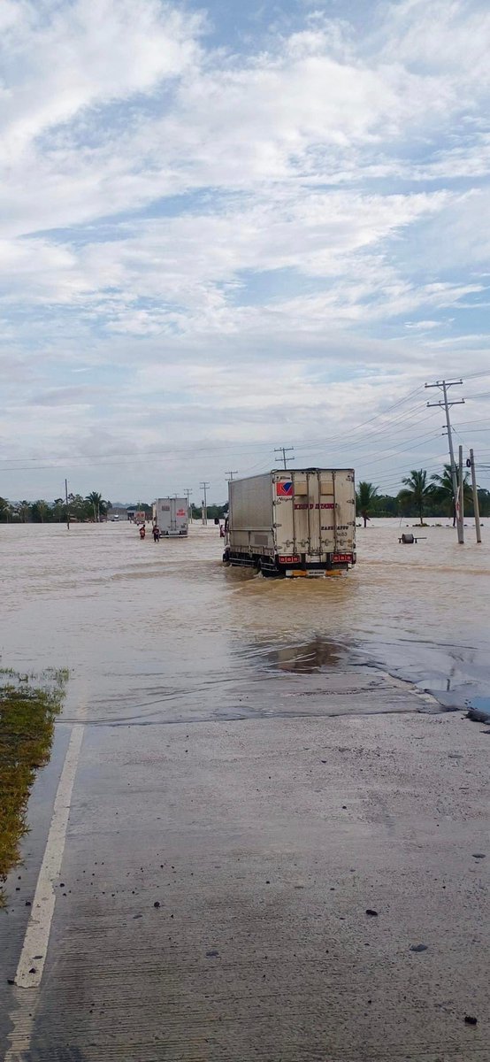 rapplerdotcom's tweet image. Only big vehicles could pass the stretch of the national highway in Dao, Capiz, as of Sunday mid-morning, October 30. #PaengPH rplr.co/PaengPH | via @indayevarona 📸: PDRRMO Capiz