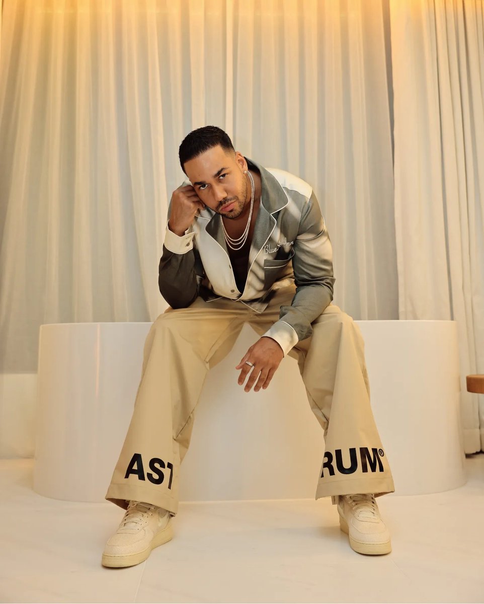 RomeoSantosPage's tweet photo. Gracias @elzol971fm en Tampa, todo el equipo de Sbs, y mis Romeistas presente. Calentando motores para la gira. https://t.co/nt89q113cI