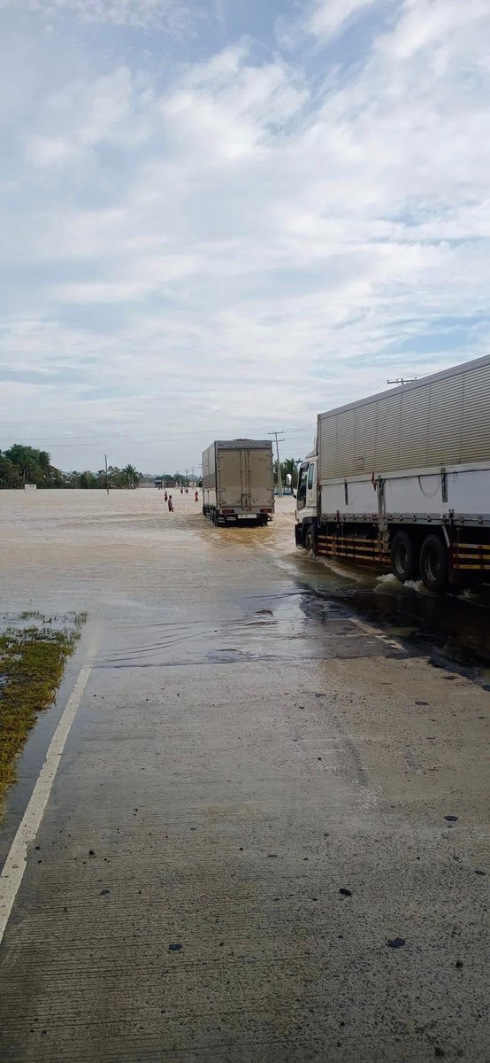 rapplerdotcom's tweet image. Only big vehicles could pass the stretch of the national highway in Dao, Capiz, as of Sunday mid-morning, October 30. #PaengPH rplr.co/PaengPH | via @indayevarona 📸: PDRRMO Capiz