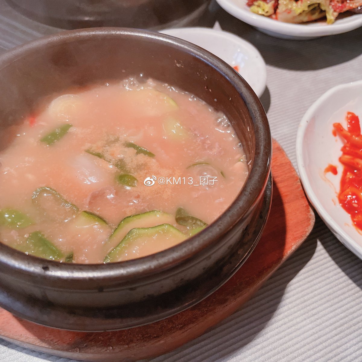 DI0RKM_'s tweet photo. This is from a Chinese KMs who’s in Korea (probably living/working there? or maybe they’re on vacation?)
OP went to the restaurant where 🐰🐥 went on White Day, it was a few days after they had gone there. OP asked the auntie who served them. https://t.co/VwTV4xCkfA