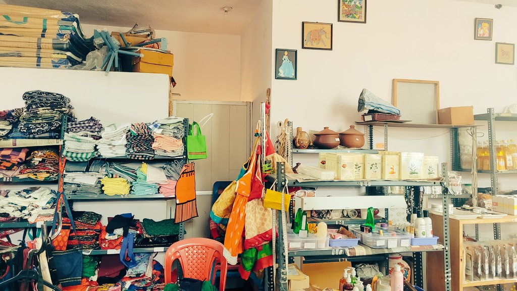 Vaaridhii's tweet photo. ಕುಸುರಿ ಮನೆ - hidden in lanes of JPNagara, this small unit of Laghu Udyog Bharati exhibits works of women entrepreneurs.
#SundayFind https://t.co/nCuTDC8x3K