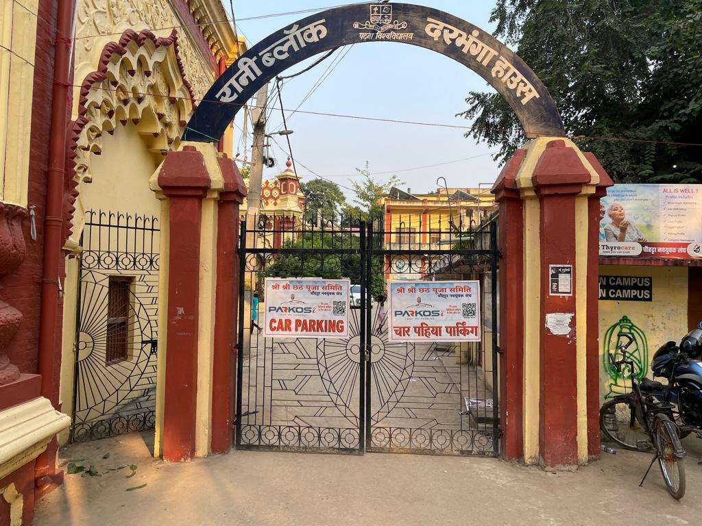 PARKOSiApp's tweet photo. On this "Chhath Puja" occasion PARKOSi team is in Patna in order to guide pilgrims to find &amp; Navigate car parking spots digitally through "PARKOSi App" around the Chhath Ghats. 
Search "Patna College" &amp; "Darbhanga House" on PARKOSi app to find Navigate &amp; secure your parking spot https://t.co/sC2OKY18uZ