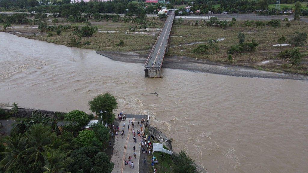 rapplerdotcom's tweet photo. LOOK: Aerial view of the Paliwan Bridge damaged by #PaengPH in Laua-an, Antique on Sunday morning, October 30. The bridge connects the towns of Laua-an and Bugasong. Photos by Joshua Valmonte | via Rjay Castor

https://t.co/wMmFxaQzib https://t.co/4DC98XTg44