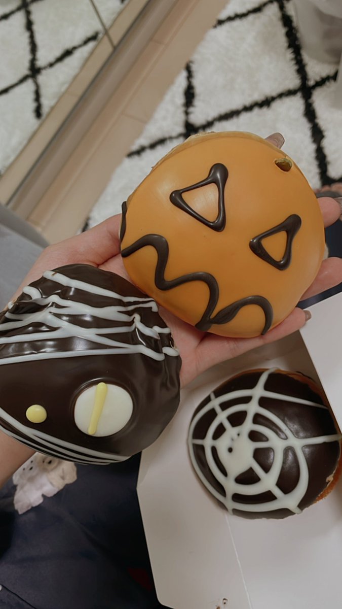 rinatin_sp's tweet photo. 明日はハロウィンだね🎃

ハロウィン限定に釣られてこの前買ったドーナツ🍩 https://t.co/nbNHT8fxAT