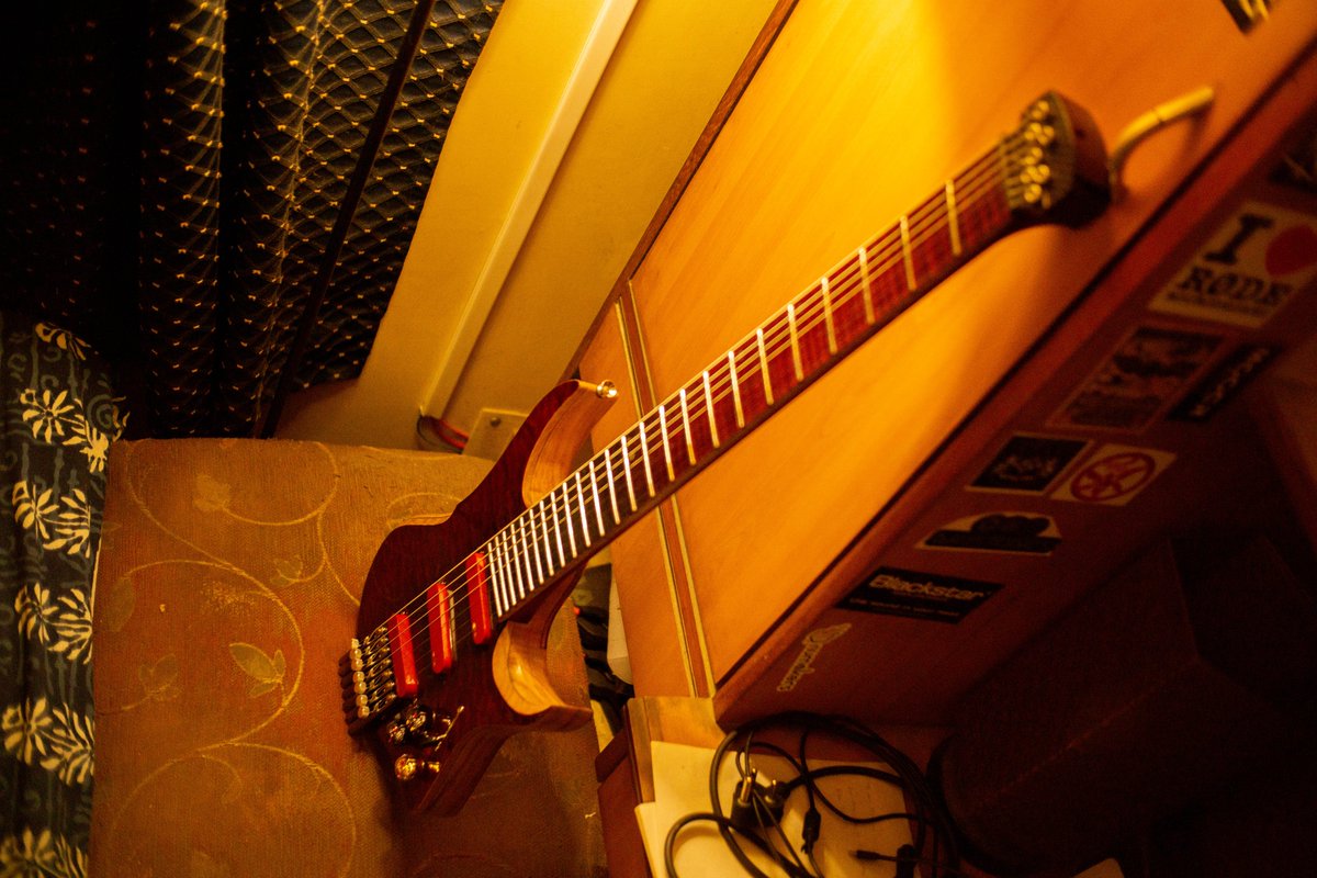 on_ants's tweet photo. New guitar day.

#7string #newguitarday #gearporn #headlessguitar https://t.co/0HNY8Cg1Re