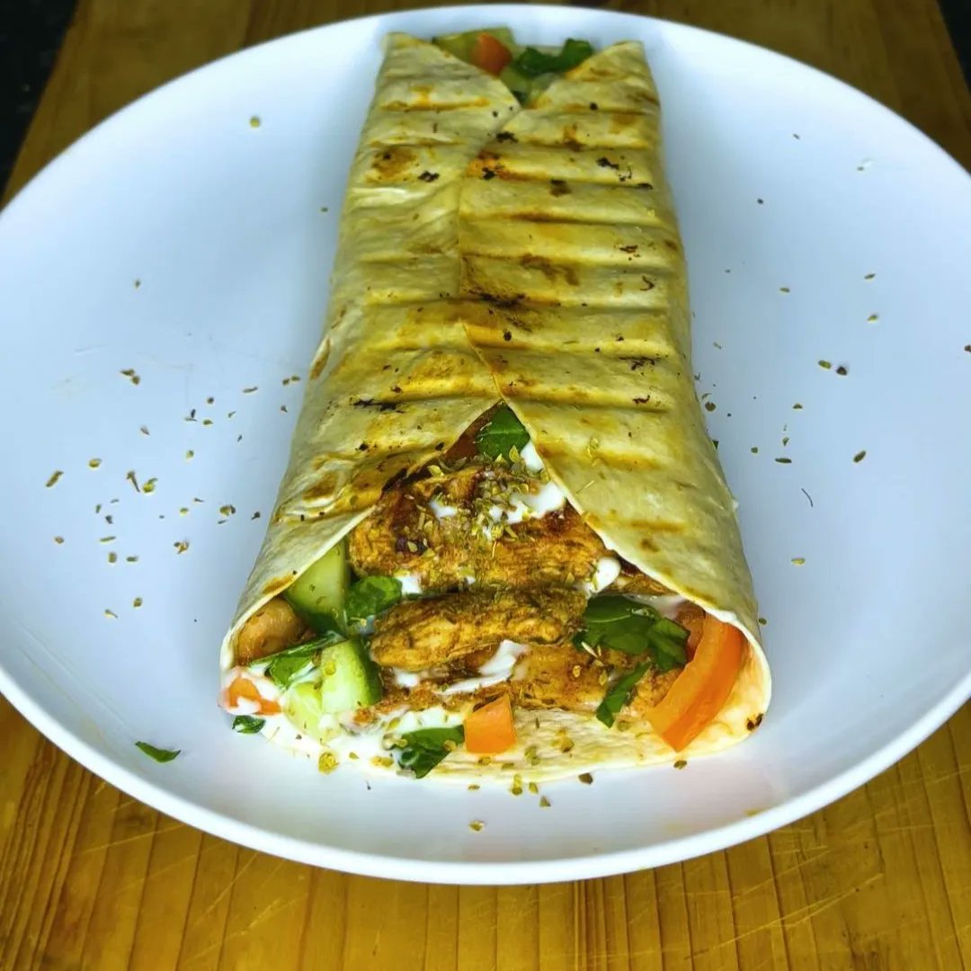 TheTrueFoodies's tweet photo. HIGH-PROTEIN  CHICKEN KEBAB WRAP‼️
( 390 Cals, 45g Protein, 5g Fat, 37g Carbs ) 
#healthyrecipes #fitness #quickrecipe #explore #wrap #chickenrecipes #food #kebab #greekfood #explorepage #highprotein #discover https://t.co/vkOTAG9g4a