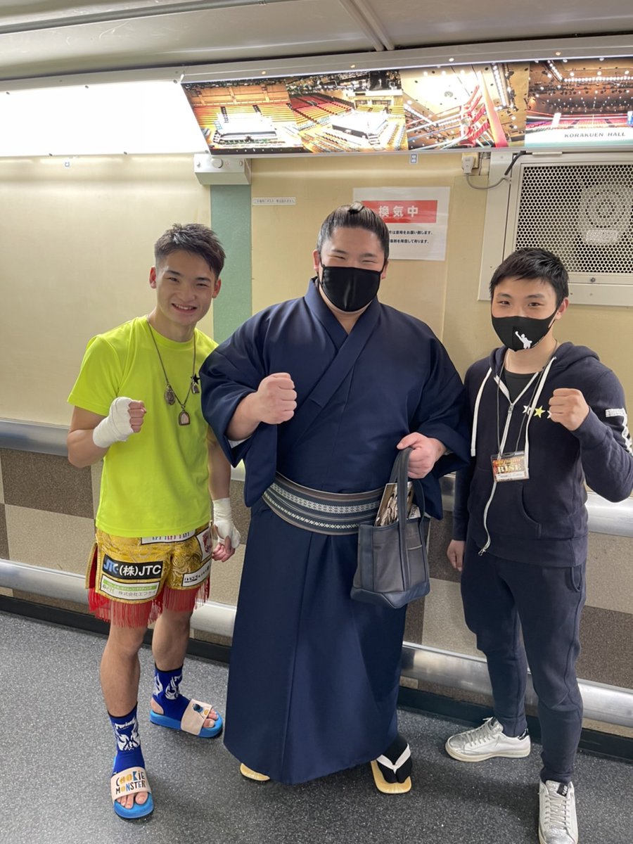 KazukiOsaki80's tweet photo. キックパンツスポンサーをして頂いているNO NUMBERS様へ挨拶に❗

相撲界で活躍されている、同じ"かずき"で幕内力士の宇良さんの座布団を持って📸

#宇良 #座布団 #大相撲 #相撲 
#日本相撲協会
#NONUMBERS #株式会社百点 https://t.co/vZorcCwEBT