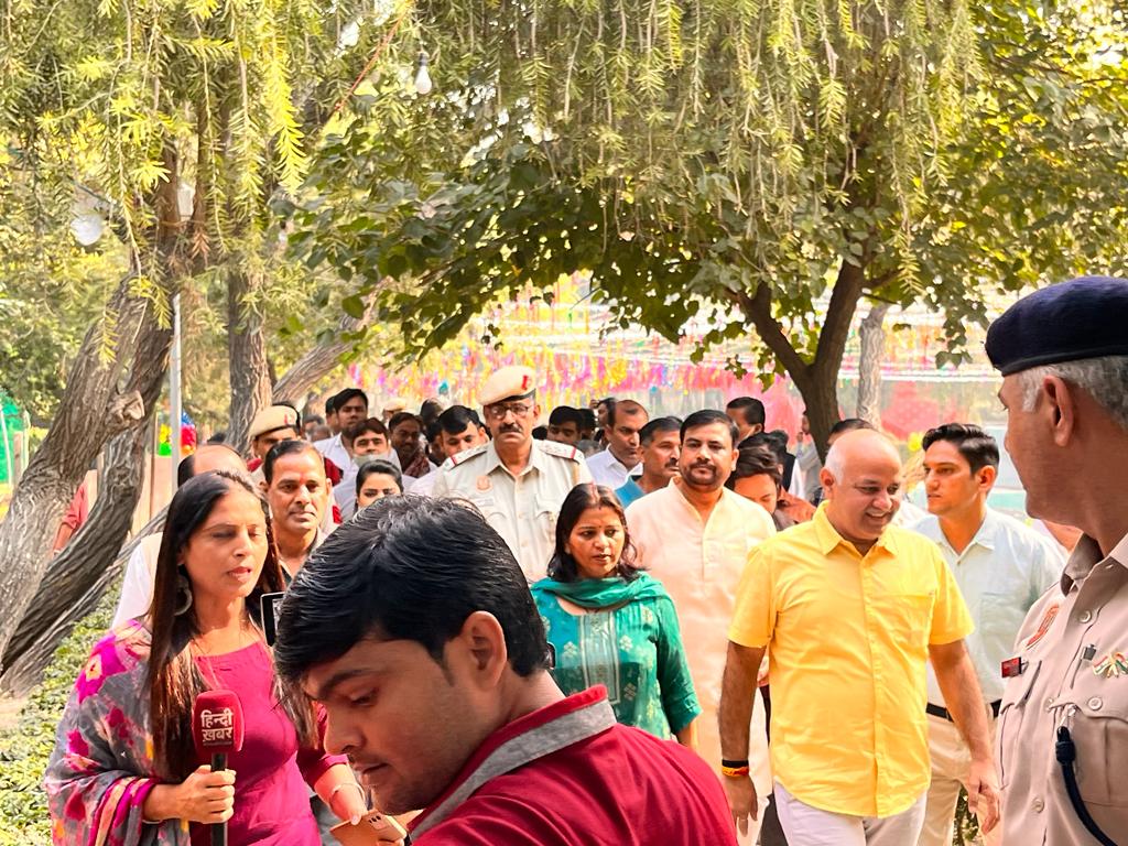 AAPgeeta16J's tweet photo. आज पटपड़गंज वेस्ट विनोद नगर में छठ घाटों का निरीक्षण करते दिल्ली के उप मुख्यमंत्री @msisodia जी,अधिकारियों को दिए निर्देश,आस्था के इस महापर्व में व्रतधारियों को कोई भी दिक्कते न हो ऐसे किये जाऐ सारे इंतजाम .. https://t.co/GEICxGO9fZ