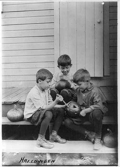 memorybanker's tweet photo. 1917 - "Three boys on porch steps cutting faces in pumpkins."https://t.co/GANiuqvIZB https://t.co/vKSEPRphYv
