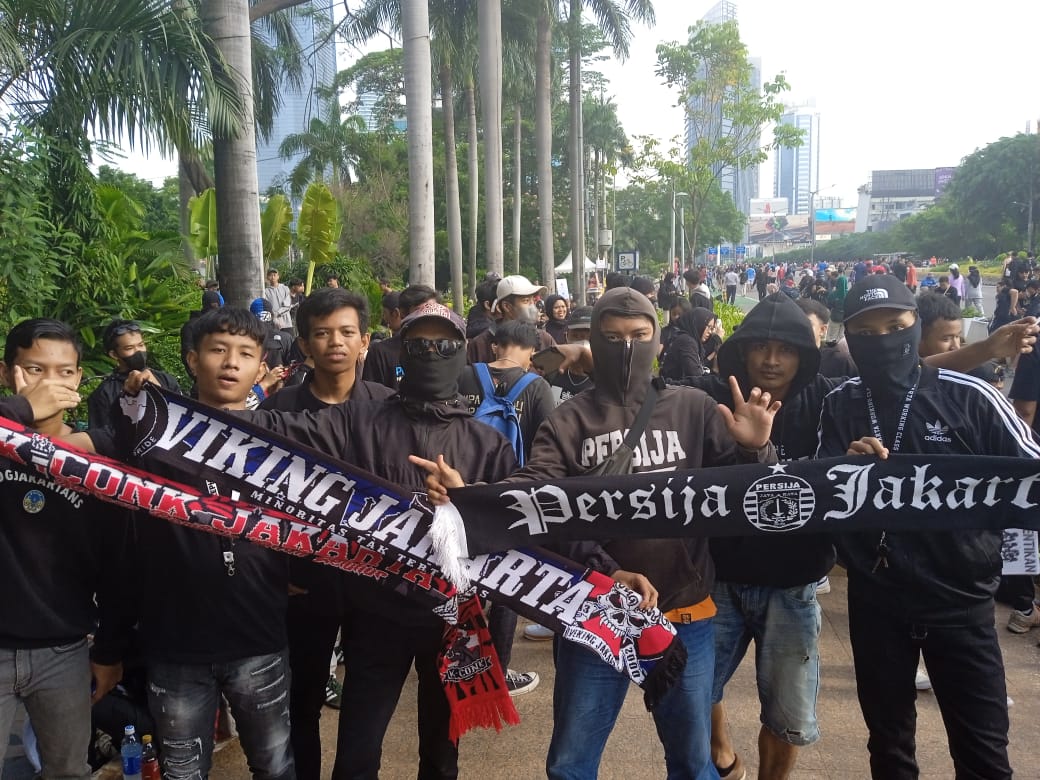 panditfootball's tweet photo. Aksi suporter, Minggu (30/10) pagi ini di Hotel Indonesia, Thamrin, Jakarta. Massa aksi yang terdiri dari berbagai klub Indonesia ini menyuarakan untuk usut tuntas Tragedi Kanjuruhan. https://t.co/ILvtKntdlm