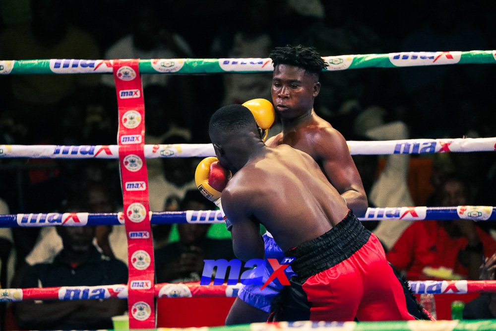 maxtvgh's tweet photo. #MaxSports |

#FIGHTNIGHT16 

Upper West native, John Zile(Red &amp; Black trunks) defeated Godwin Tetteh after six rounds of intense boxing.

#MaxTV #MaxFM #MaxOnline #Boxing #BoxingNews #GhanaBoxing #DeluxyProfessionalBoxingLeague https://t.co/NDYt9eSj4c