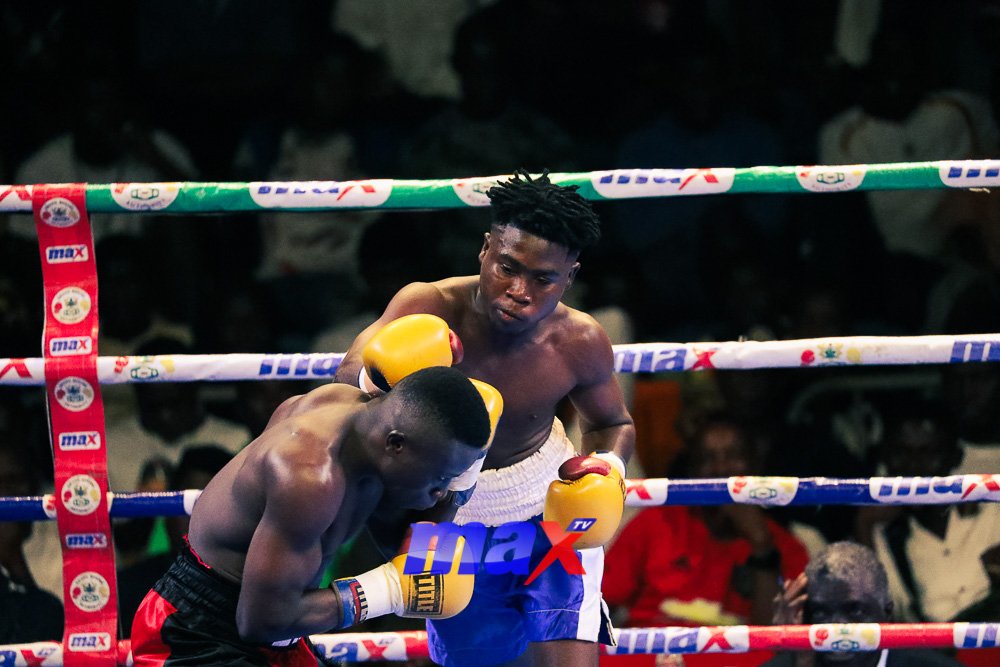 maxtvgh's tweet photo. #MaxSports |

#FIGHTNIGHT16 

Upper West native, John Zile(Red &amp; Black trunks) defeated Godwin Tetteh after six rounds of intense boxing.

#MaxTV #MaxFM #MaxOnline #Boxing #BoxingNews #GhanaBoxing #DeluxyProfessionalBoxingLeague https://t.co/NDYt9eSj4c