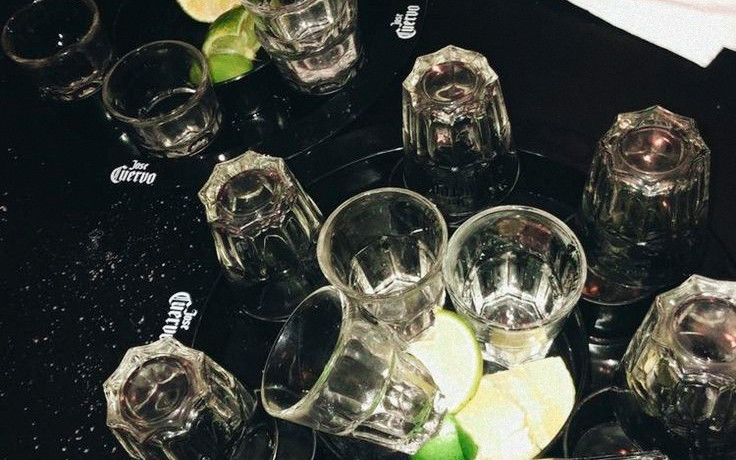 diporceIaine's tweet image. 𝙿𝚊𝚐𝚎 𝟺. 𝖣𝖾́𝗋𝖾𝗄'𝗌 𝗉𝖺𝗋𝗍𝗒 . ✿
⠀❛  𝖡𝗂𝖺𝗇𝖼𝖺'𝗌 𝖵𝖺𝗎𝗅𝗍.

La noche de hoy me encuentro asistiendo a la fiesta de cumpleaños de mi cuñado junto a mi precioso novio. Estamos súper felices de acompañarte, Der, te queremos mucho.

𝚃𝚊𝚐: #DerekDayParty