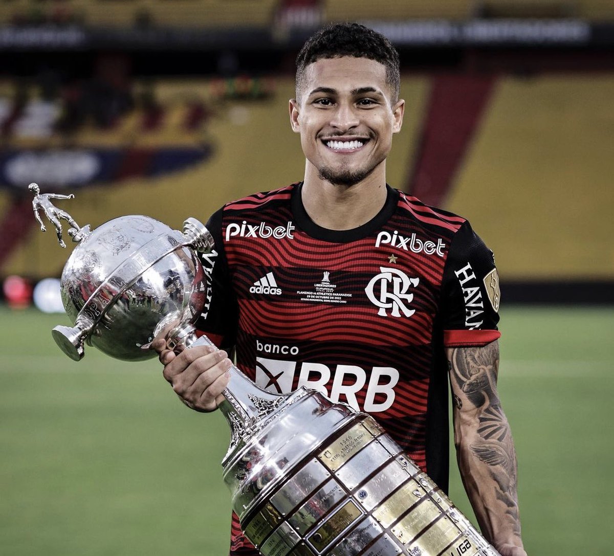 futebol_info's tweet photo. 2019: João Gomes como torcedor do Flamengo comemorando o título da Libertadores entre amigos

2021: João Gomes em Montevidéu, na torcida do Flamengo, lamentando o vice da Libertadores contra o Palmeiras

2022: João Gomes campeão do tri da Libertadores pelo Flamengo

📸 Reprodução https://t.co/Bbr4x8FMNC
