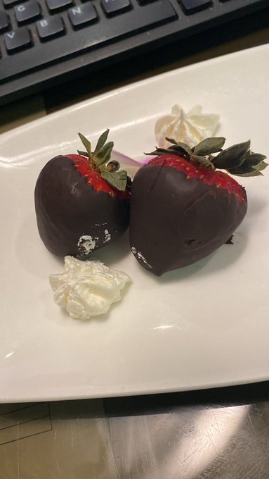 . I&rsquo;m always getting spoiled at work . Been smashing on a plate of these.!!! https://t.co/o8sw76ZG0R<a href="/tag/newprofilepic"class="tags"><span>#newprofilepic</span></a>