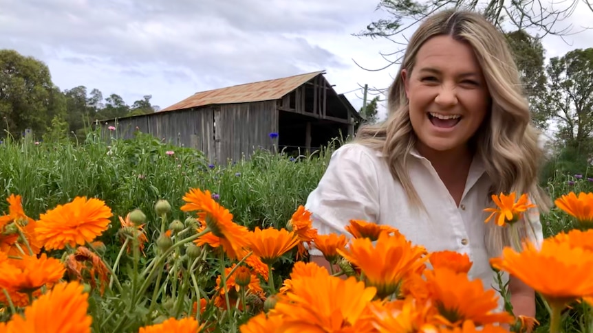 Singing, dancing, young mum smashes stereotype of AU farmers 👩🏻🌾 🙌  
Courtney Johnston &amp; husband Wade transformed a calf paddock into a fledgling flower farm, finding a way to add value to the family dairy farm.🌻🐄🌞 

abc.net.au/news/rural/202…

<a href="/AustWomenInAg/">Australian Women in Agriculture - AWiA</a> 
#VisibleFarmer