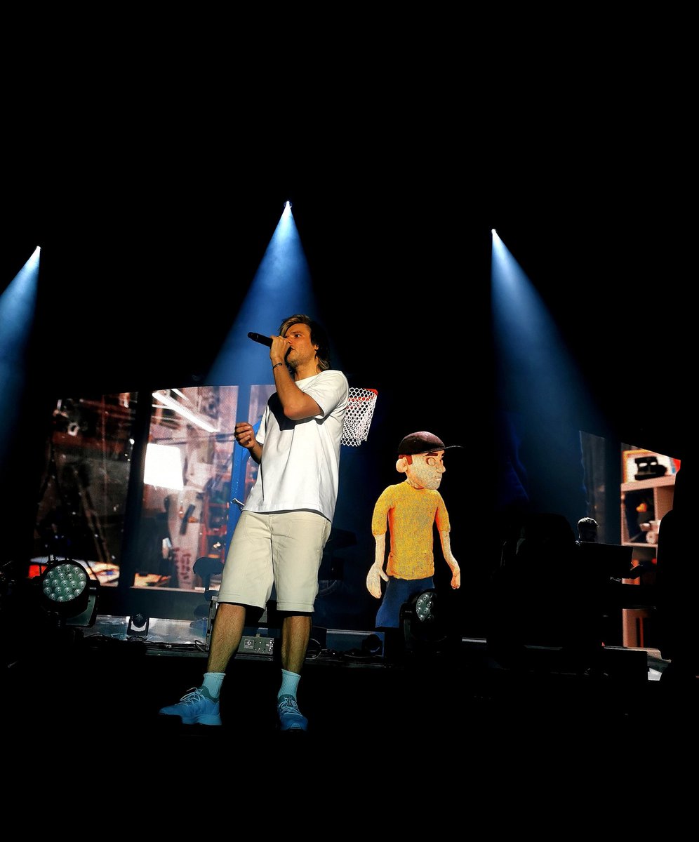MarcusPinPin's tweet photo. Je rentre du concert d'@Orel_san à Rennes c'était incroyable ! Je suis éclatax, je poste des photos demain bye #Orelsan #CivilisationPerdue https://t.co/BZDkX1sDbo