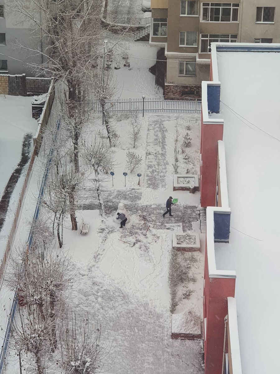 Цэцэрлэгийн 2 ах цасаа цэвэрлэнгээ...☃️☃️☃️