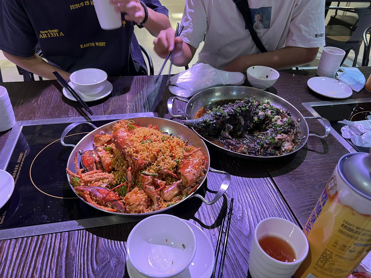 op_7n's tweet photo. 好不容易吃顿大餐，还海鲜过敏了，身上起红点，好难受。 https://t.co/JaWRQeDc0O