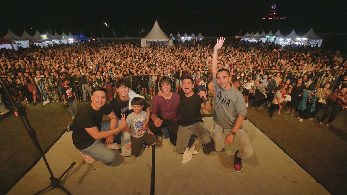 Manggung di temenin anak, di support anak itu berbeda semangat nya, di tambah penonton denpasar yang sangat rame. Thanks denpasar, see you 
<a href="/LYLAINDONESIA/">LYLA</a> <a href="/ariosetiawan_/">Ario Setiawan</a> <a href="/dennislyla/">dennislyla OFFICIAL</a> <a href="/LylaDharma/">Dharma LYLA</a>